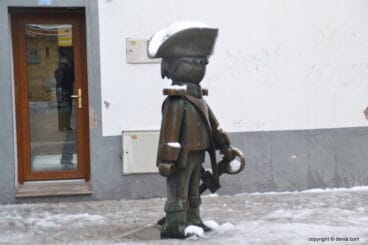 Nieve sobre la estatua