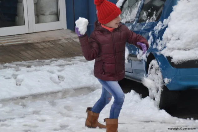 Estampa de Dénia tras la intensa nevada caída a primera hora de la mañana 66 nina lanzando bola de nieve