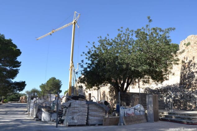 obras en la parte superior del castillo de denia