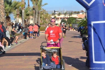 Padre tirando de un carro de bebe