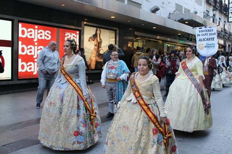 Pasacalle por la calle Preciados de Madrid