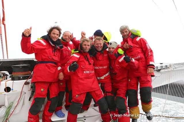 Álex Pella con su maxi trimarán 'Idec Sport' bate el récord de la vuelta al mundo a vela 1 pella con el resto de la tripulacion