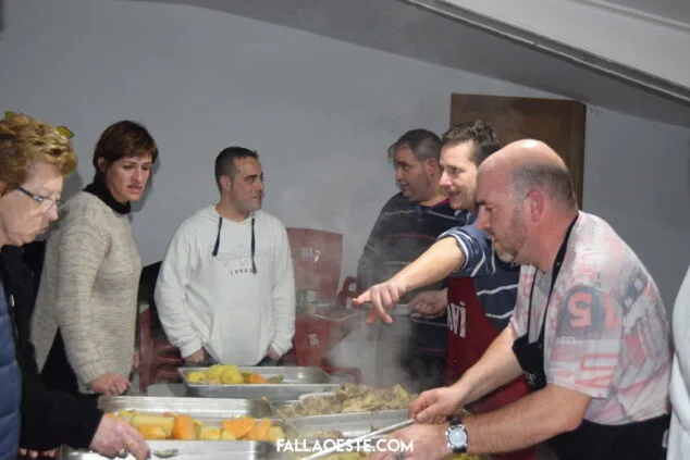 La falla Oeste dio la bienvenida al nuevo año con gastronomía y música 2 preparacion del puchero en la falla oeste