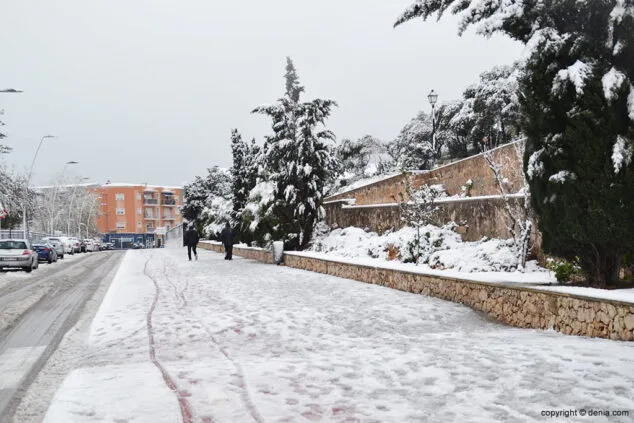 Estampa de Dénia tras la intensa nevada caída a primera hora de la mañana 74 ronda murallas con nieve
