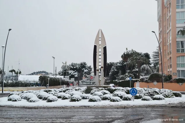 Estampa de Dénia tras la intensa nevada caída a primera hora de la mañana 75 rotonda del rcn denia nevada