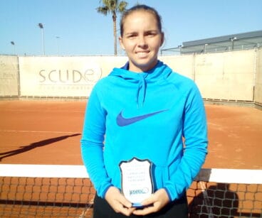 silvia vores amb el trofeu conquerit en nuls