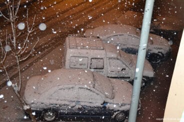 Techos de coches cubiertos de nieves