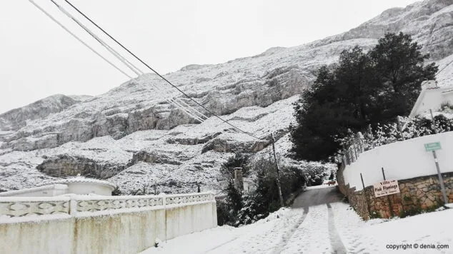 Estampa de Dénia tras la intensa nevada caída a primera hora de la mañana 92 una calle en la zona del montgo