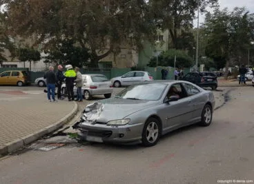 Vehículo accidentado en Dénia