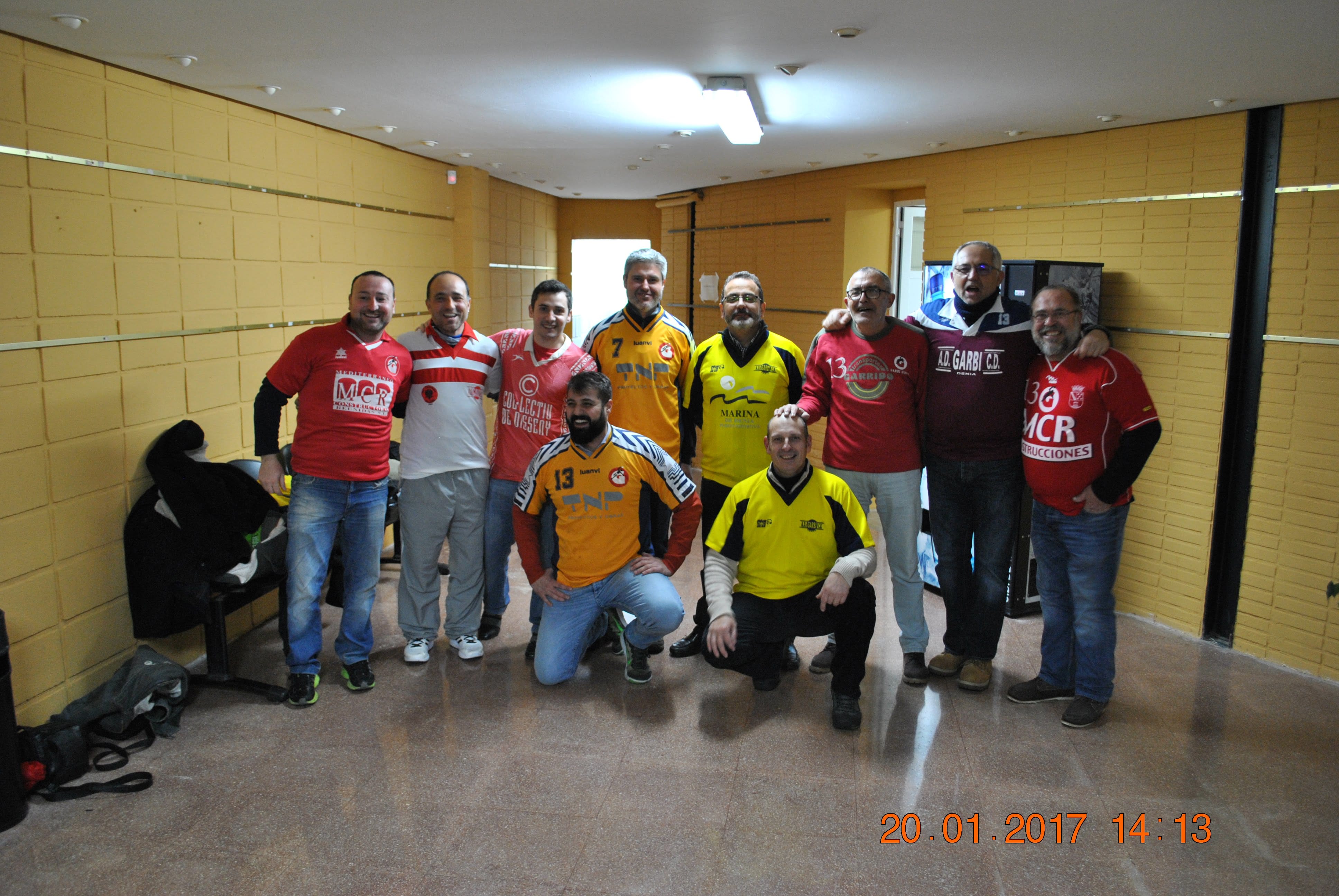 veteranos luciendo camisetas del pasado