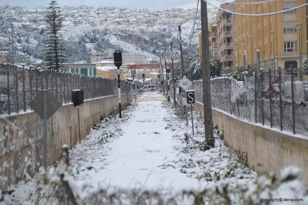 Estampa de Dénia tras la intensa nevada caída a primera hora de la mañana 81 via del tren nevada
