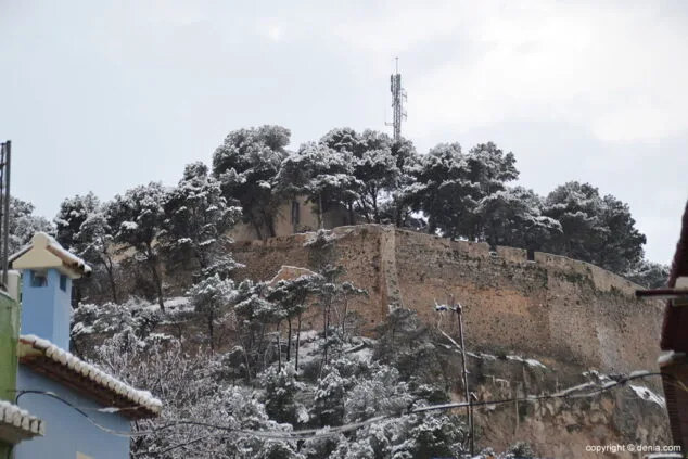 Estampa de Dénia tras la intensa nevada caída a primera hora de la mañana 82 vista del castillo nevado
