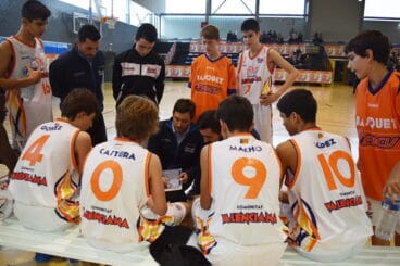 xavi albert dando instrucciones a los infantiles valencianos