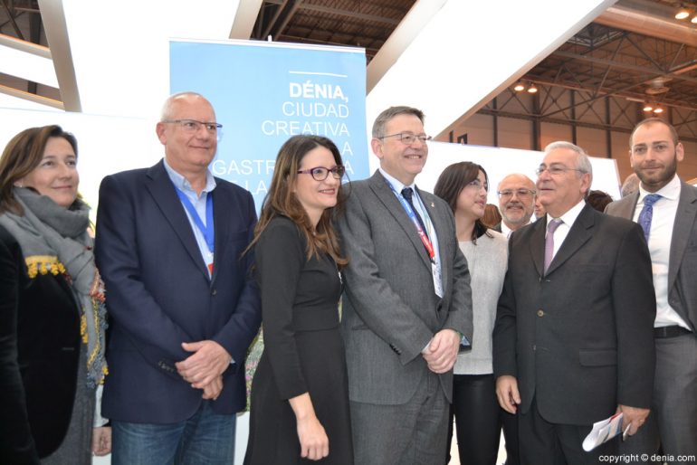 Ximo Puig with the delegation of FITUR of Dénia