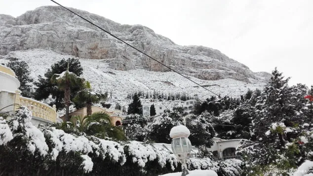 Estampa de Dénia tras la intensa nevada caída a primera hora de la mañana 94 zona del montgo nevada