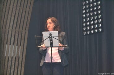 Presentadora del acto de presentación del logo de la capitanía Amazigh 2017