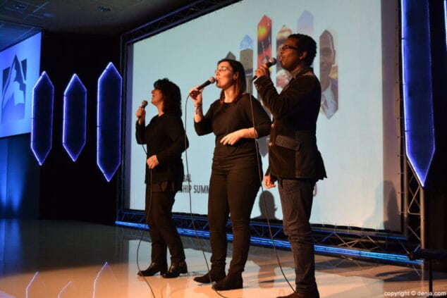 03 cantantes en la inauguracion de la cumbre internacional de liderazgo de denia