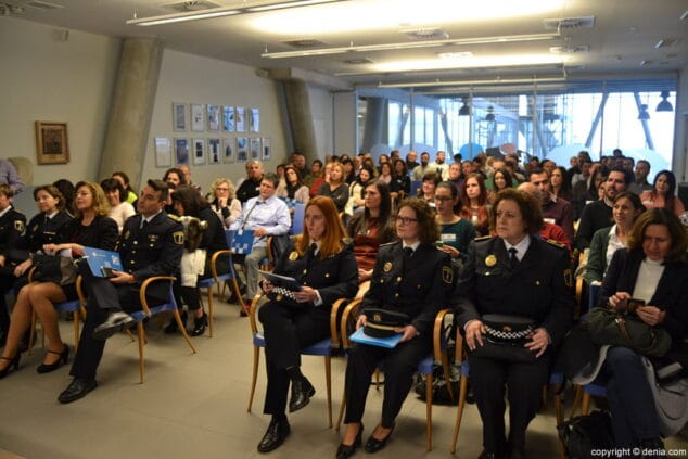 Dénia reflexiona sobre el papel de la mujer en la Policía Local 3 04 asistentes a la jornada sobre la mujer en la policia local