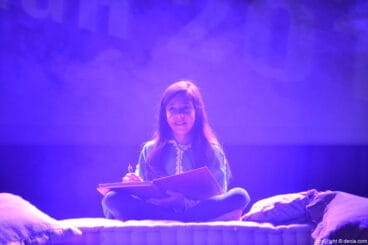 Niña Amazigh leyendo su diario