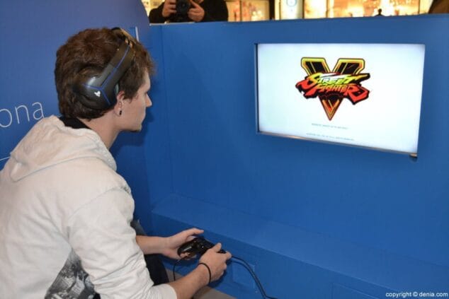 07 gamer jugando a street fighter