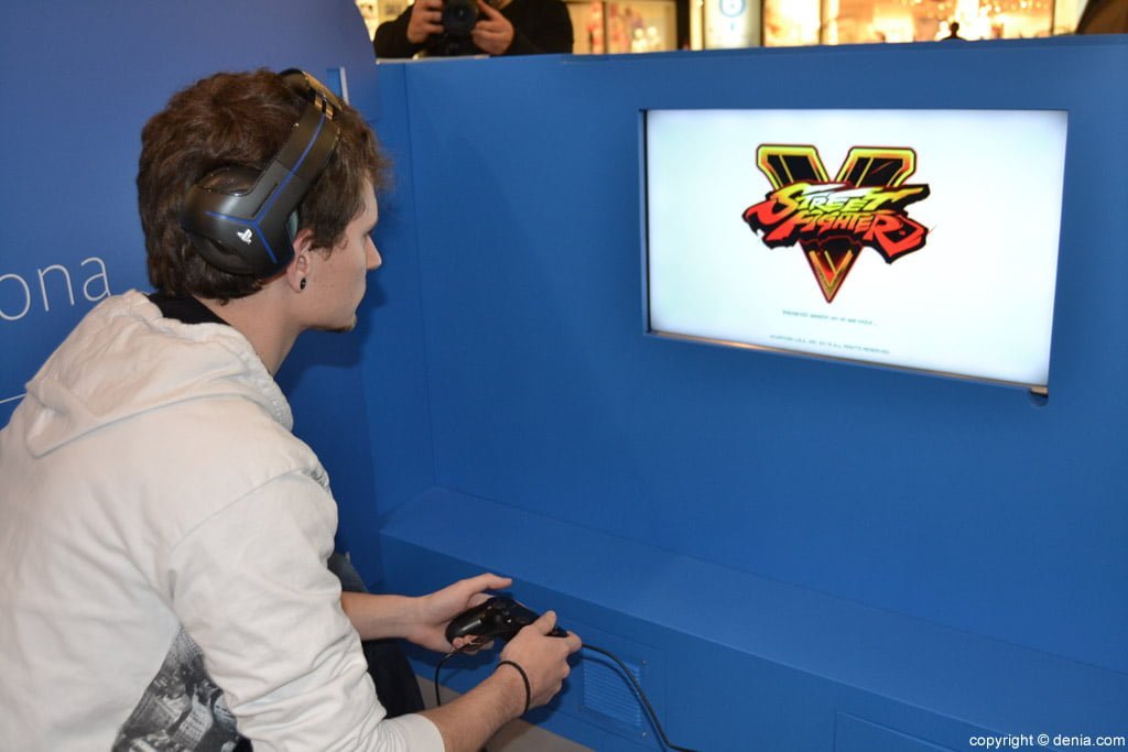 Gamer jugando a Street Fighter