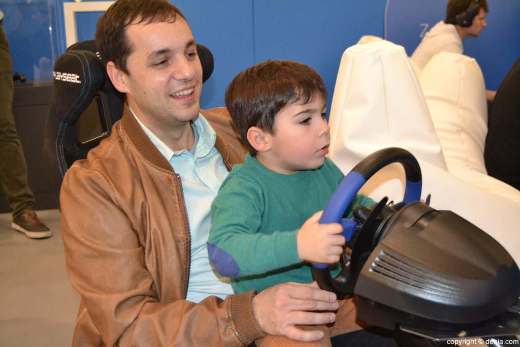 José Ramiro con su hijo en la HYPE Station de Portal de la Marina