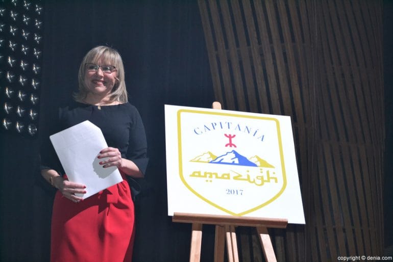 La capitana mora muestra el logo de la capitanía