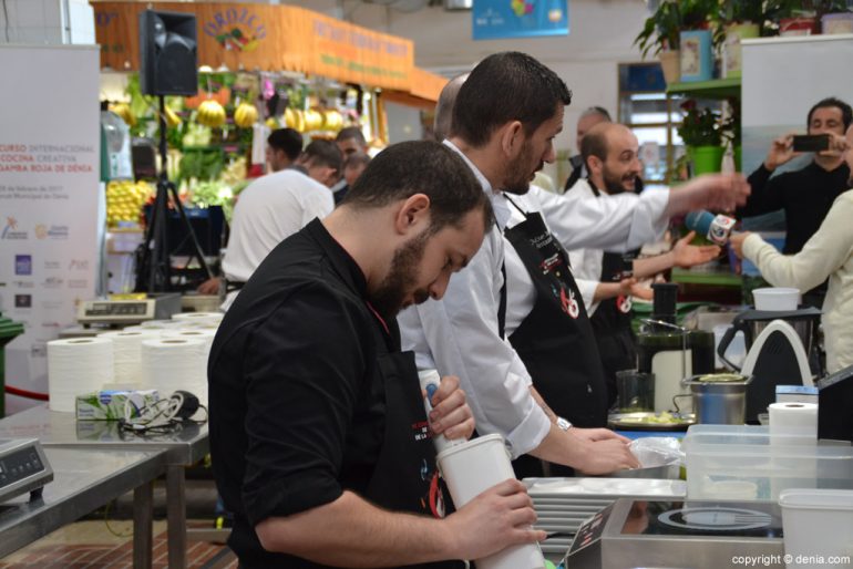 6º Concurso Internacional de Cocina Creativa de la Gamba Roja de Dénia - finalistas trabajando