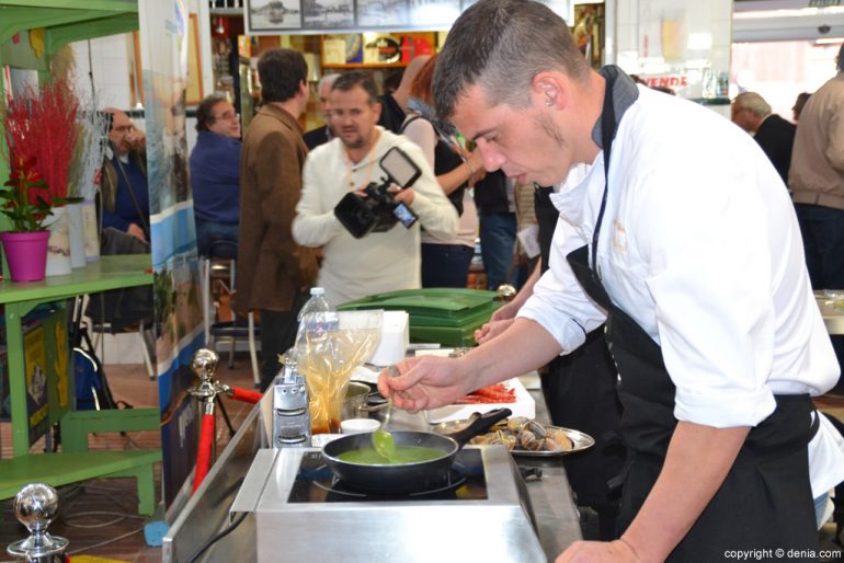 6º Concurso Internacional de Cocina Creativa de la Gamba Roja de Dénia - el ganador preparando su plato