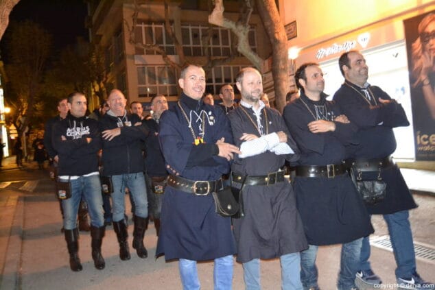 Las capitanías de Moros y Cristianos celebran su recepción de <em>Mig Any</em> por las calles de Dénia 14 14 recepcion de capitania mig any 2017 fila deniers
