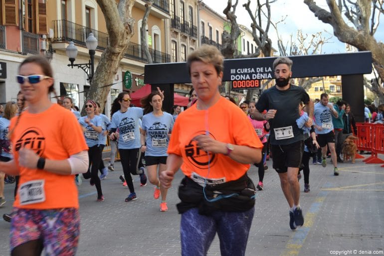 III Cursa de la Dona Dénia - Salida de los participantes
