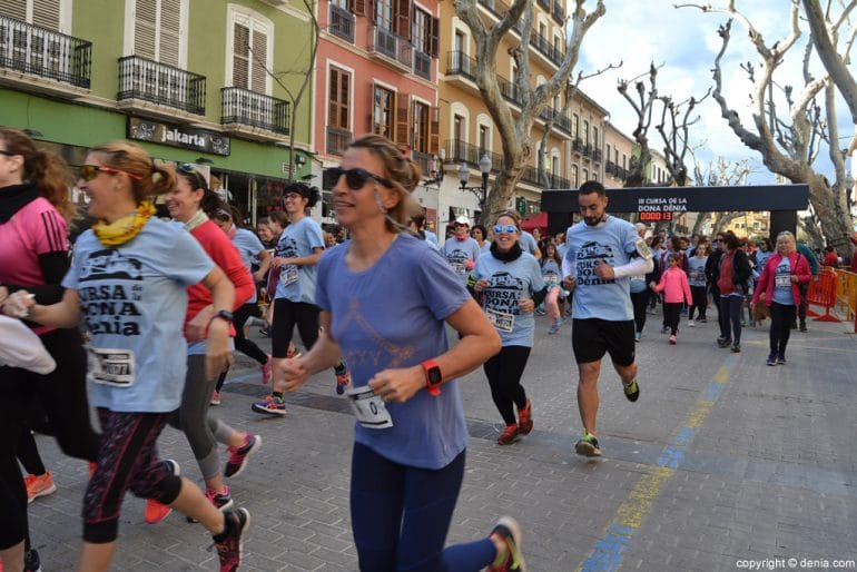 III Cursa de la Dona Dénia - Salida de los participantes