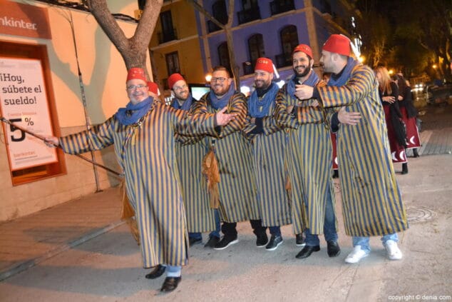 Las capitanías de Moros y Cristianos celebran su recepción de <em>Mig Any</em> por las calles de Dénia 25 25 recepcion de capitania mig any 2017 fila amiries