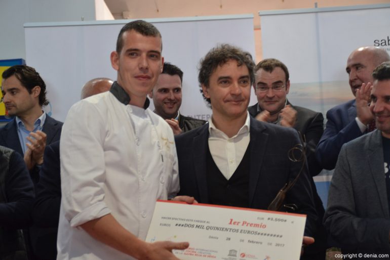 6º Concurso Internacional de Cocina Creativa de la Gamba Roja de Dénia - entrega del cheque