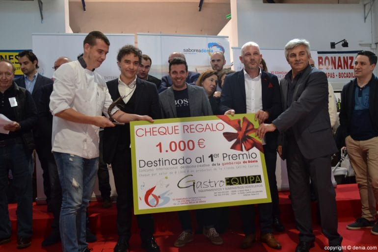 6º Concurso Internacional de Cocina Creativa de la Gamba Roja de Dénia - entrega del cheque