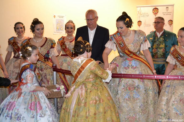 las falleras mayores de Dénia inauguran la exposició del Ninot 2017
