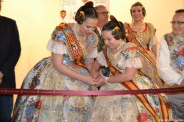 las falleras mayores de Dénia inauguran la exposició del Ninot 2017