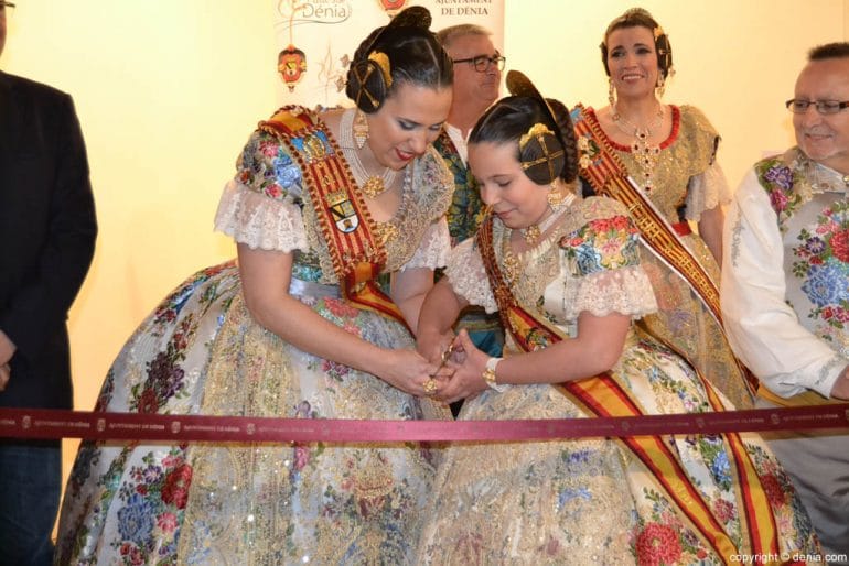 las falleras mayores de Dénia inauguran la exposició del Ninot 2017