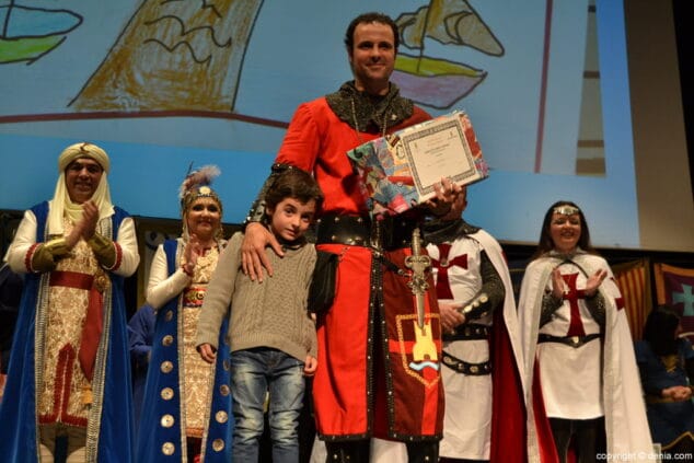 Capitanes y abanderados de los Moros y Cristianos fueron presentados en el <em>Mig Any</em> de la fiesta 45 43 presentacion cargos mig any 2017 ganadores del concurso de dibujo infantil