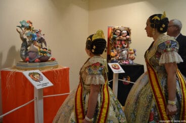 Las falleras mayores de Dénia visitando los ninots infantiles