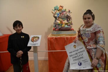 Los cargos infantiles de la falla Cntro junto al ninot infantil ganador