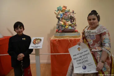 Los cargos infantiles de la falla Cntro junto al ninot infantil ganador