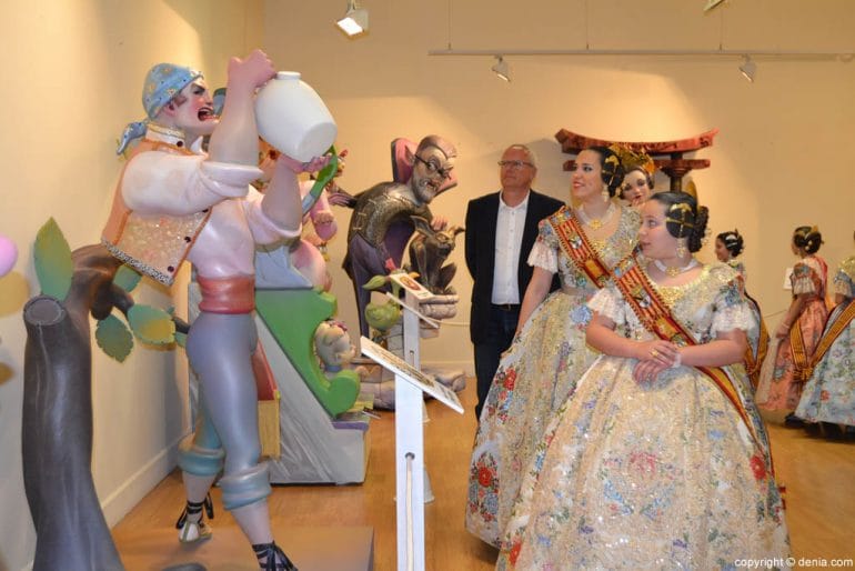 Recorrido de las falleras mayores de Dénia por la exposició del ninot 2017