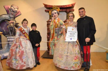 Cargos de la falla Centro con el ninot ganador