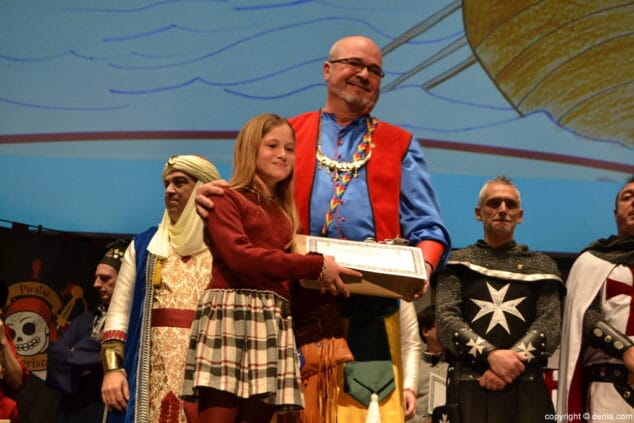 Capitanes y abanderados de los Moros y Cristianos fueron presentados en el <em>Mig Any</em> de la fiesta 53 52 presentacion cargos mig any 2017 ganadores del concurso de dibujo infantil