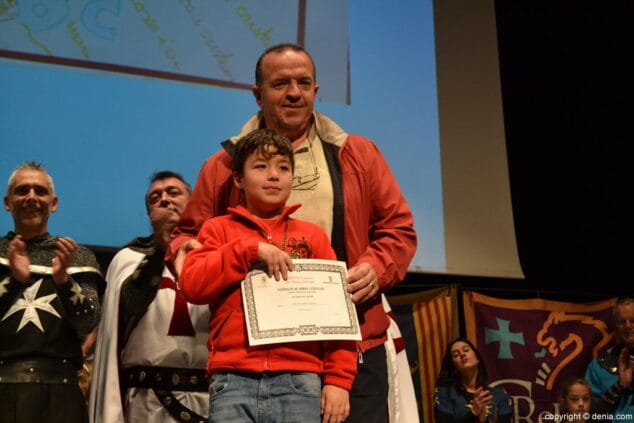Capitanes y abanderados de los Moros y Cristianos fueron presentados en el <em>Mig Any</em> de la fiesta 56 55 presentacion cargos mig any 2017 ganadores del concurso de dibujo infantil