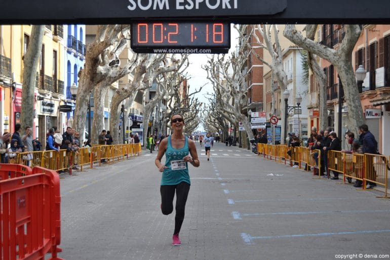 III Cursa de la Dona Dénia - Llegada de corredores