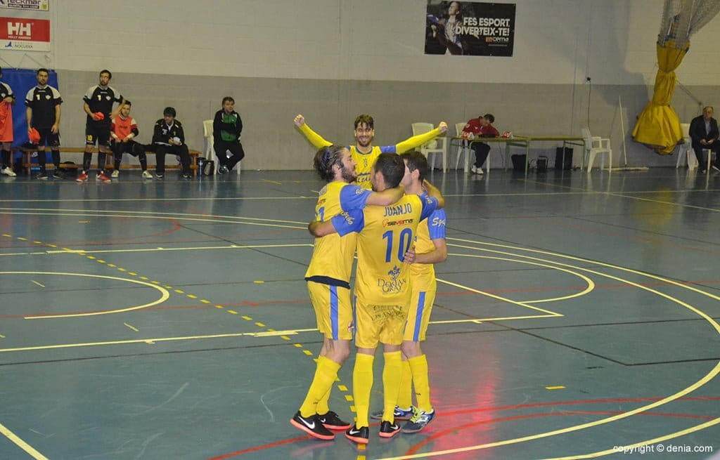 alegria dianense tras marcar un gol