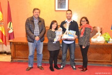 Álex García con sus papis