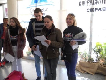 alumnos presentando el proyecto coopagrotur